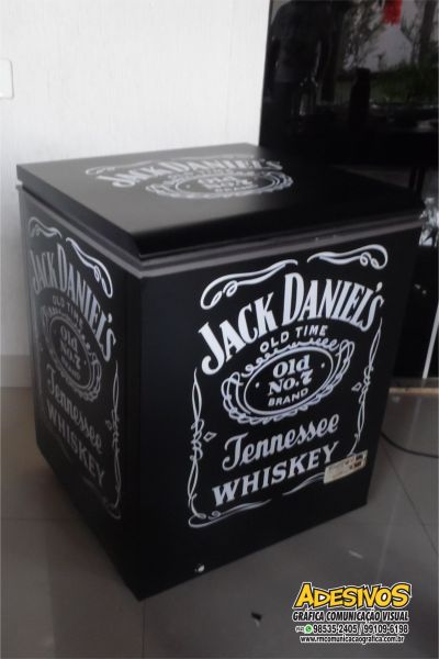 Plotagem em Frigrobar Jack Daniels